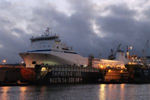 Docking of MV Friedrich Russ - MarinePoland.com