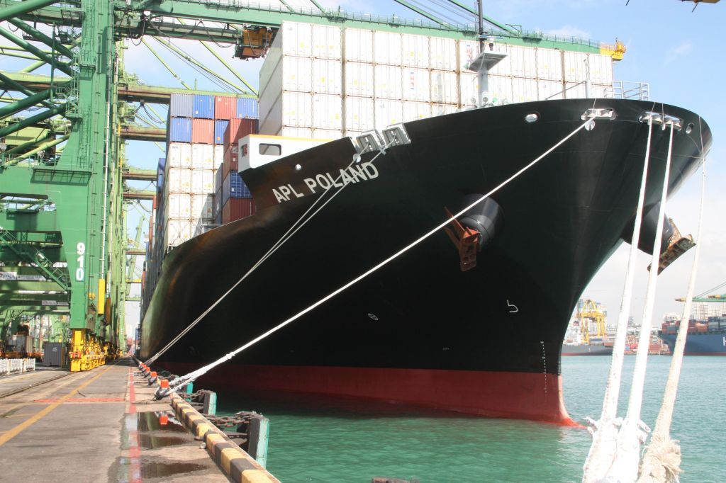 APL Poland berthed in Singapore - MarinePoland.com