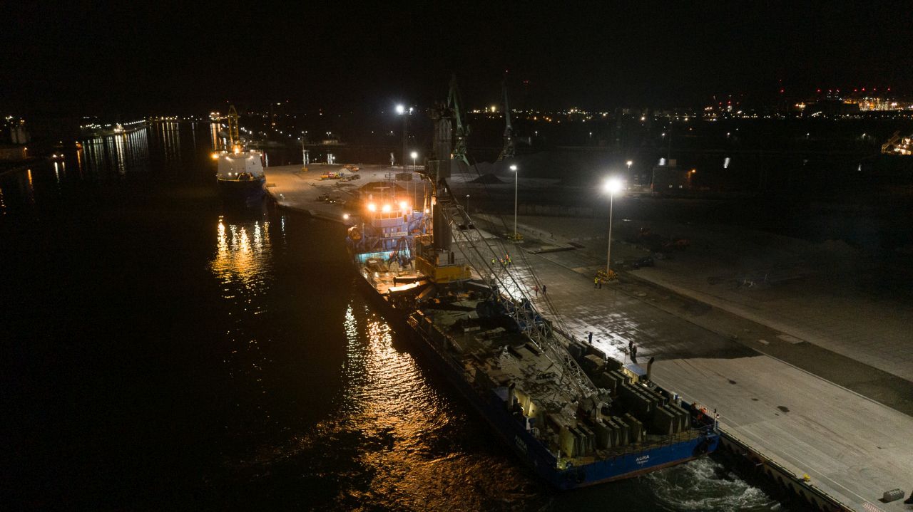 [VIDEO] The Liebherr crane will improve the operability at the Port ...
